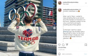 手編みのカーディガンを着るトム（画像は『Tom Daley　2021年8月5日付Instagram「MY OLYMPIC CARDIGAN!」』のスクリーンショット）