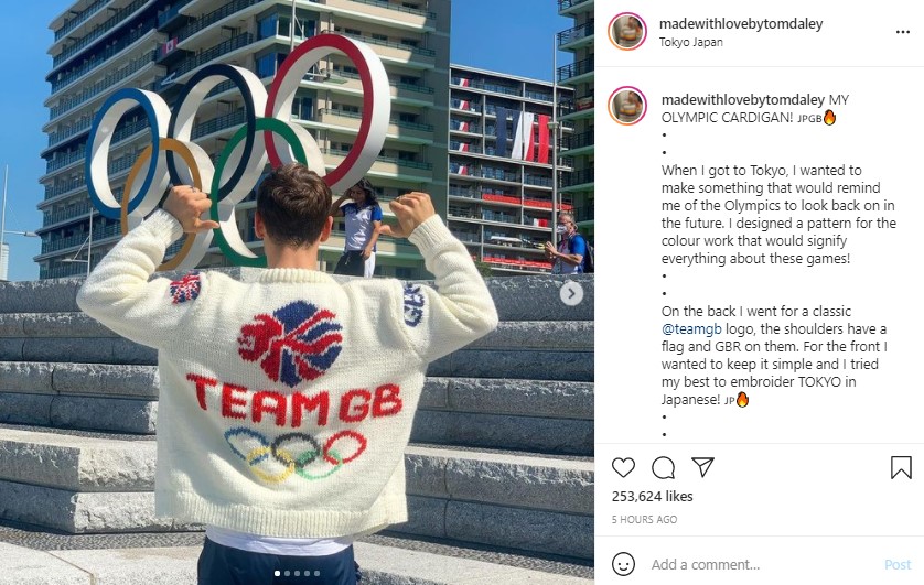 手編みのカーディガンを着るトム（画像は『Tom Daley　2021年8月5日付Instagram「MY OLYMPIC CARDIGAN!」』のスクリーンショット）