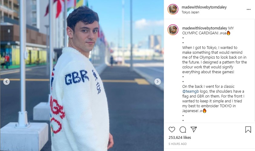 右肩に入れた「GBR」の文字（画像は『Tom Daley　2021年8月5日付Instagram「MY OLYMPIC CARDIGAN!」』のスクリーンショット）