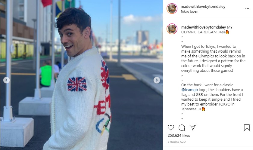 東京五輪カーディガンの完成を報告したトム（画像は『Tom Daley　2021年8月5日付Instagram「MY OLYMPIC CARDIGAN!」』のスクリーンショット）