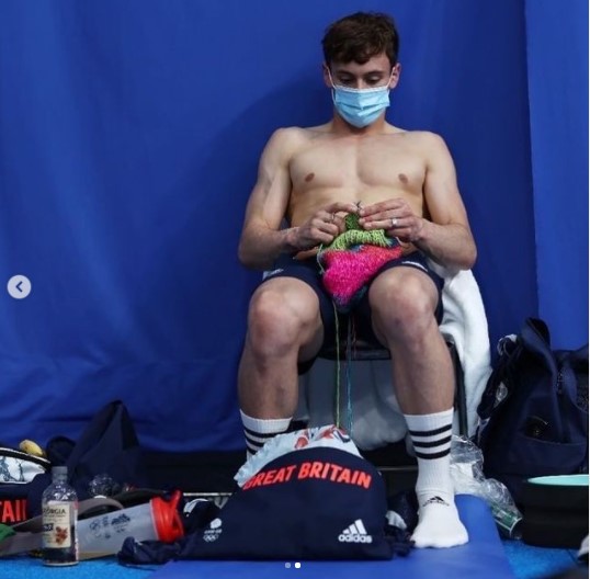 大会中は編み物をする姿で注目を集めたトム・デイリー選手（画像は『Tom Daley　2021年8月7日付Instagram「MY TWO MOODS…MY 4th OLYMPIC MEDAL!」』のスクリーンショット）