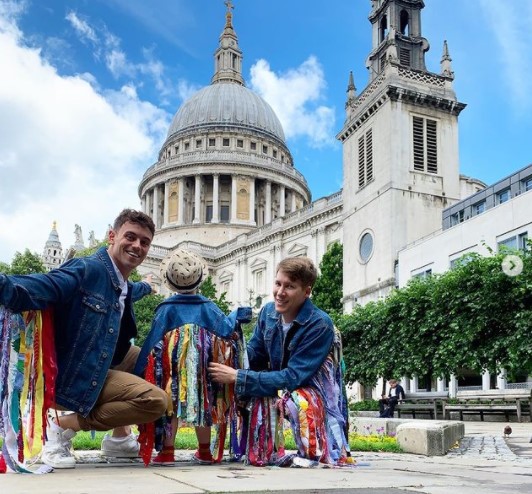 トム・デイリーと夫のダスティンさん、息子のロビーくん（画像は『Tom Daley　2021年7月4日付Instagram「OUR LITTLE FAMILY」』のスクリーンショット）