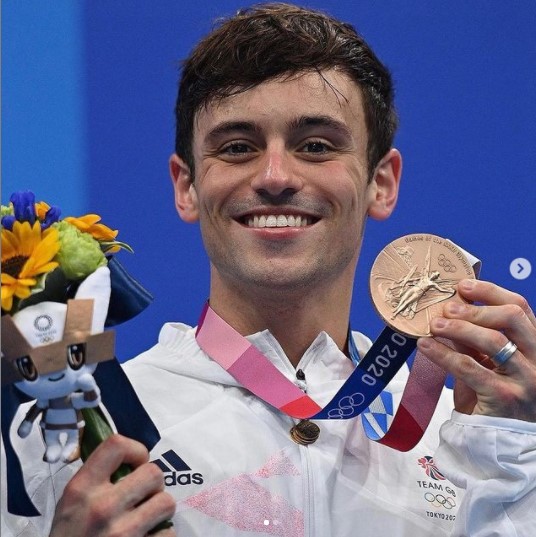 トム・デイリー選手、次は子供向けの本を執筆か（画像は『Tom Daley　2021年8月7日付Instagram「MY TWO MOODS…MY 4th OLYMPIC MEDAL!」』のスクリーンショット）