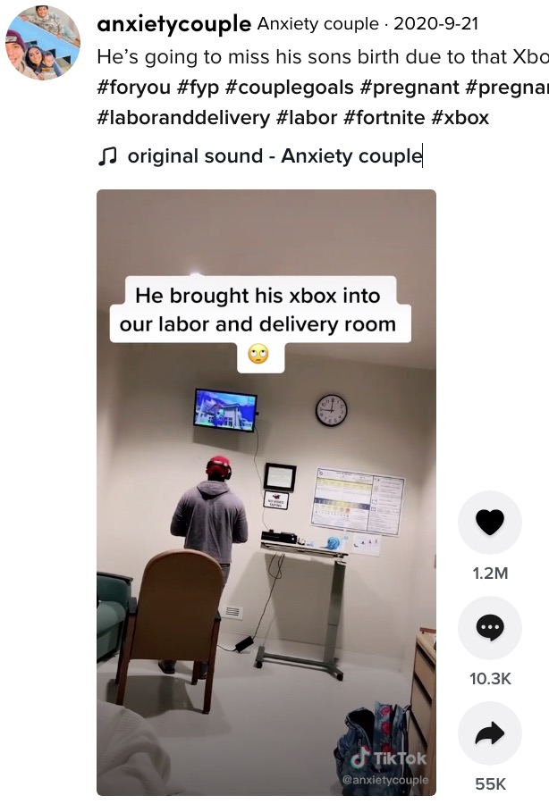 分娩室にXboxを持ち込んで遊び始めた男性（画像は『Anxiety couple　2020年9月21日付TikTok「He’s going to miss his sons birth due to that Xbox」』のスクリーンショット）