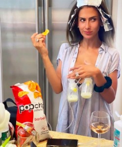 妻はマルチタスキングのレジェンド！（画像は『Hilaria Thomas Baldwin　2021年8月3日付Instagram「Multitasking, obviously」』のスクリーンショット）