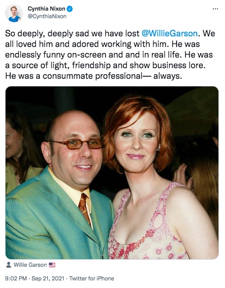 ミランダ役のシンシア・ニクソンとウィリー（画像は『Cynthia Nixon　2021年9月21日付Twitter「So deeply, deeply sad we have lost ＠WillieGarson.」』のスクリーンショット）