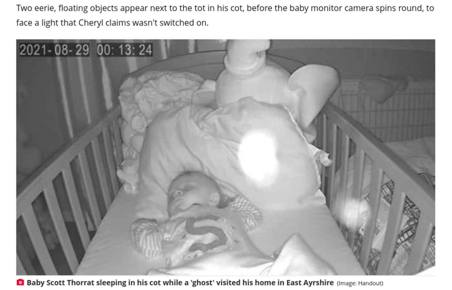 ベビーモニターには2つの白い物体が…（画像は『Daily Record　2021年9月2日付「‘Ghost’ visits Scots tot as spooked parents spot objects on monitor that ‘spins by itself’」（Image: Handout）』のスクリーンショット）