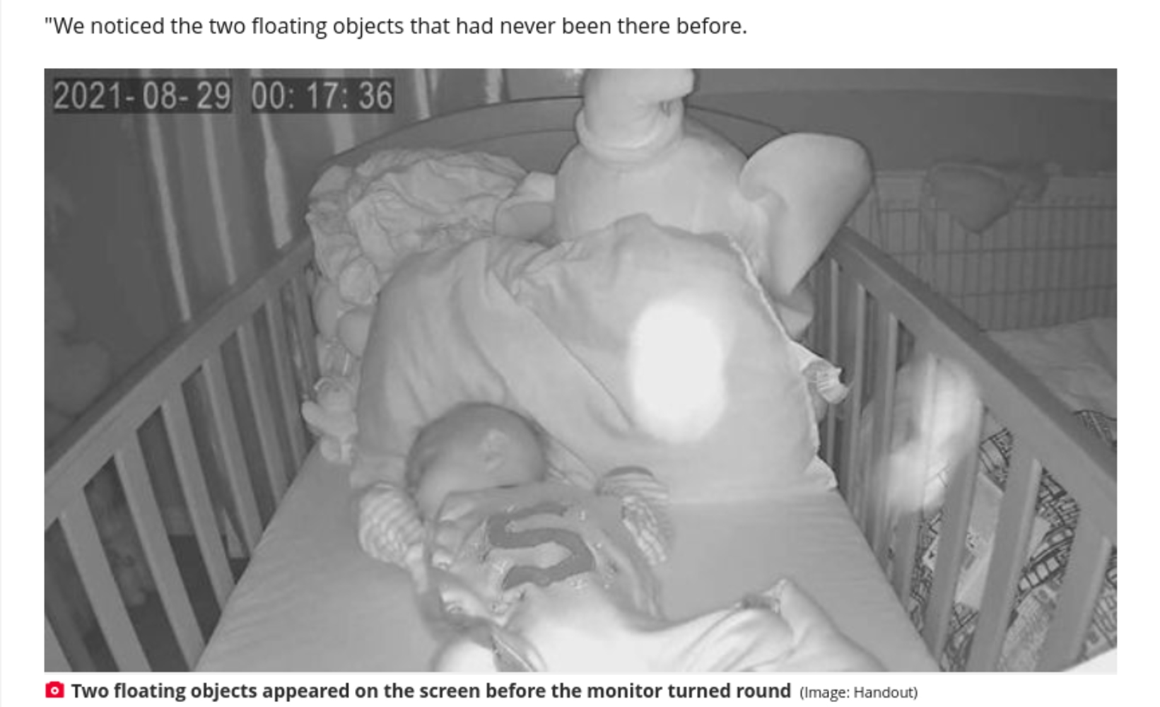 眠っているスコット君に近づく不気味な物体（画像は『Daily Record　2021年9月2日付「‘Ghost’ visits Scots tot as spooked parents spot objects on monitor that ‘spins by itself’」（Image: Handout）』のスクリーンショット）