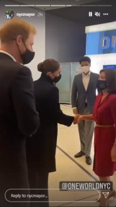 ホークル知事と握手をするメーガン妃（画像は『Mayor Bill de Blasio　2021年9月23日付Instagram』のスクリーンショット）
