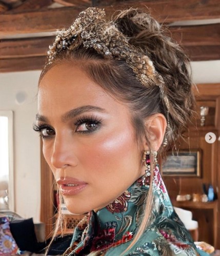 ベン・アフレックと手を繋いで登場したジェニファー・ロペス（画像は『Jennifer Lopez　2021年8月29日付Instagram「Let’s go」』のスクリーンショット）