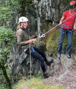 笑顔でアブセイリングに挑んだキャサリン妃（画像は『Duke and Duchess of Cambridge　2021年9月21日付Instagram「Acting member of the Air Cadets today!」』のスクリーンショット）