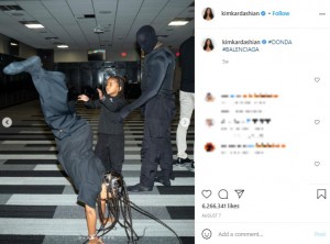 自身のイベントではカニエもマスクで顔全体を覆っていた（画像は『Kim Kardashian West　2021年8月7日付Instagram「＃DONDA ＃BALENCIAGA」』のスクリーンショット）