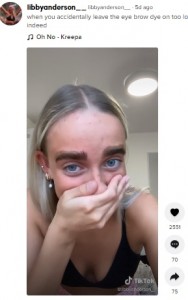 思わず笑い出すリビーさん（画像は『libbyanderson__　2021年9月18日付TikTok「when you accidentally leave the eye brow dye on too long」』のスクリーンショット）