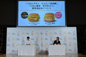 「ごはんチキン　にんにく黒胡椒」「ごはん海老　旨辛仕立て」 新発売記念イベントにて妻夫木聡と志尊淳