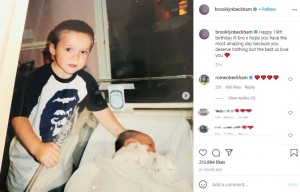 誕生したばかりのロメオと対面する幼少期のブルックリン（画像は『brooklynbeckham　2021年9月1日付Instagram「Happy 19th birthday lil bro x hope you have the most amazing day because you deserve nothing but the best xx love you」』のスクリーンショット）