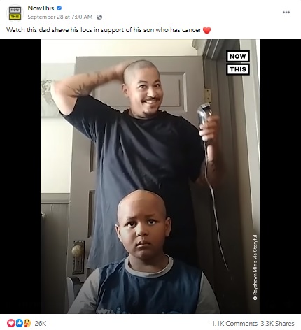 バリカンで丸刈りになった父とそれを見つめるアキーム君（画像は『NowThis　2021年9月28日付Facebook「Watch this dad shave his locs in support」』のスクリーンショット）