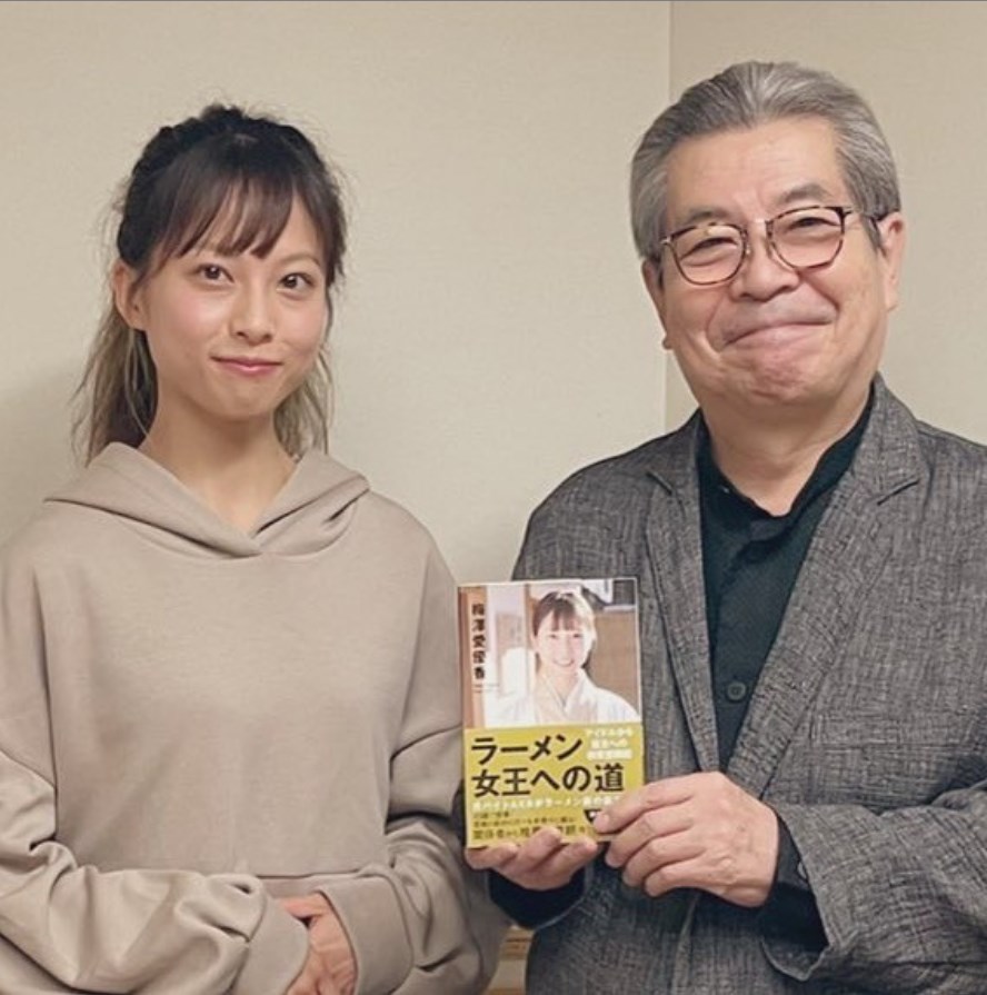 元「バイトAKB」でラーメン店主の梅澤愛優香と立川志の輔（画像は『梅澤愛優香　2021年4月18日付Instagram「本日ラジオに出演致します」』のスクリーンショット）