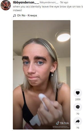 上下にもカラーが残る眉（画像は『libbyanderson__　2021年9月18日付TikTok「when you accidentally leave the eye brow dye on too long」』のスクリーンショット）