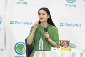 一生懸命食レポする八木莉可子