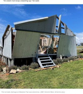 竜巻による被害を受けたスコットさんの家（画像は『ABC　2021年10月14日付「Dog that survived being sucked into tornado near Lithgow returns home from vet（ABC Central West: Arianna Levy）』のスクリーンショット）