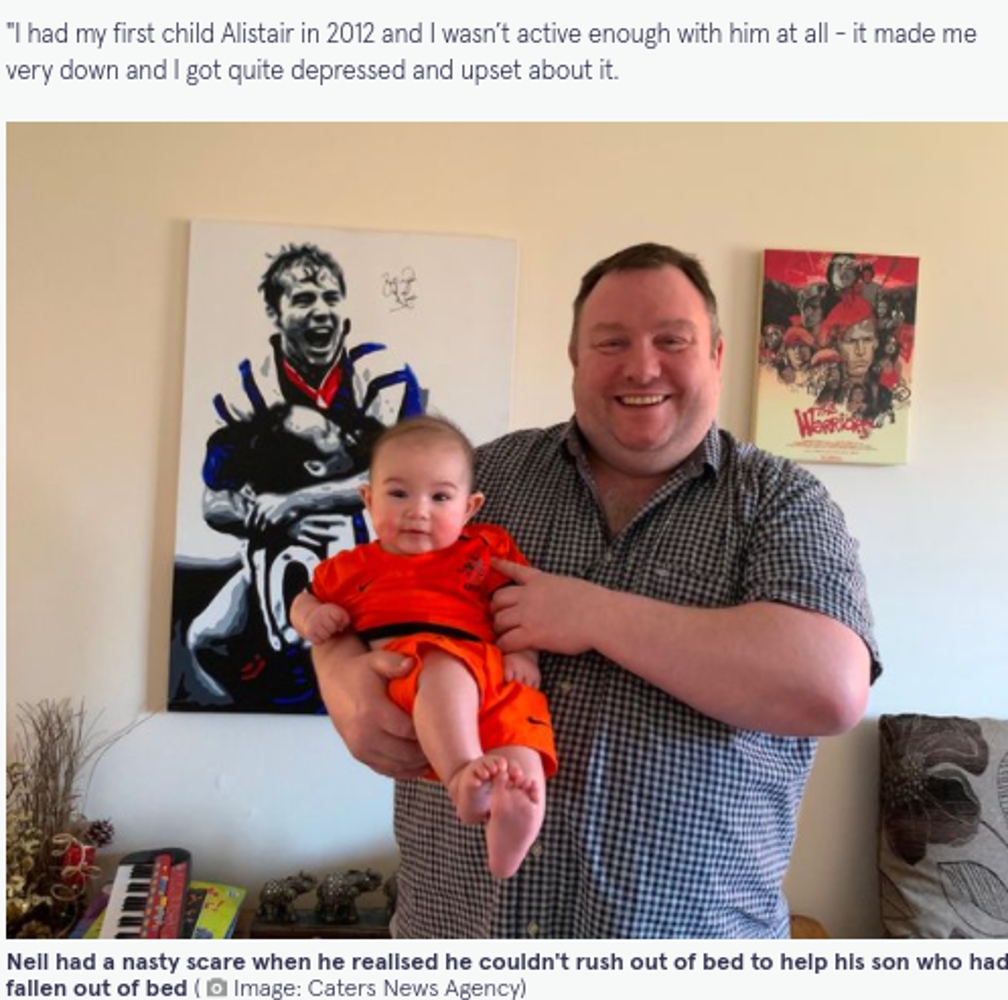 息子を救えず「自分の体重を何とかしなければ」と決意した男性（画像は『The Mirror　2021年10月25日付「Dad so heavy he couldn’t get up to help baby son after a fall sheds 12st in a year」（Image: Caters News Agency）』のスクリーンショット）