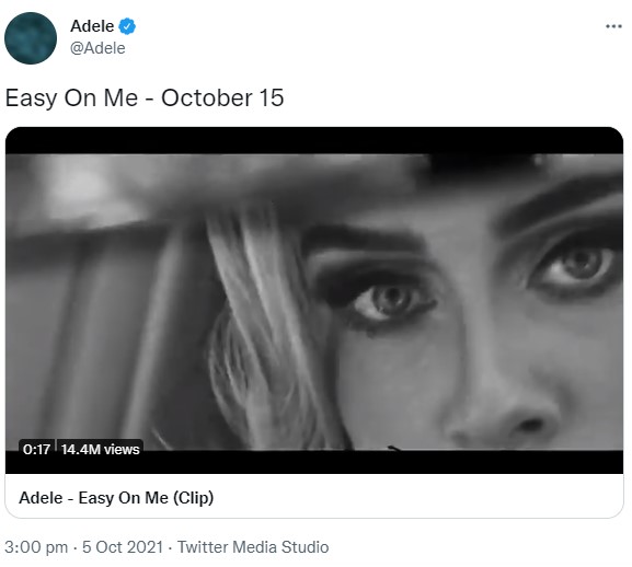 車のバックミラーに映るアデルの姿（画像は『Adele　2021年10月5日付Twitter「Easy On Me - October 15」』のスクリーンショット）