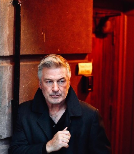 アレック・ボールドウィン、撮影中の誤射で悲劇が（画像は『Alec Baldwin　2021年2月2日付Instagram「I think of everyone, closed in, buried by their thoughts, the future completely unknown.」』のスクリーンショット）