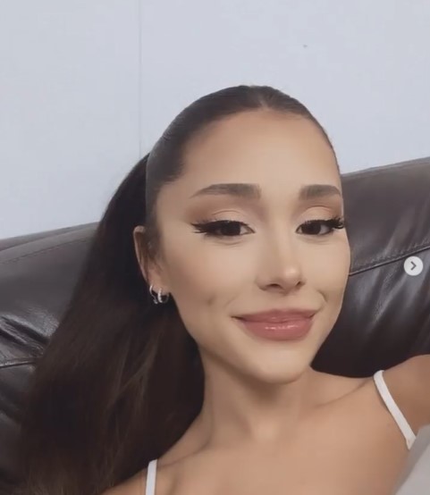 昨年購入したばかりの豪邸を売却したアリアナ（画像は『Ariana Grande　2021年8月15日付Instagram「!」』のスクリーンショット）