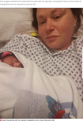 第6子を出産した直後の女性（画像は『MyLondon　2021年10月8日付「Mum left disabled after C-section complications and now can’t walk for more than 5 minutes」』のスクリーンショット）