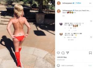 またもやトップレス姿を披露（画像は『Britney Spears　2021年10月4日付Instagram「Pssss you heard me … kiss it !!!」』のスクリーンショット）