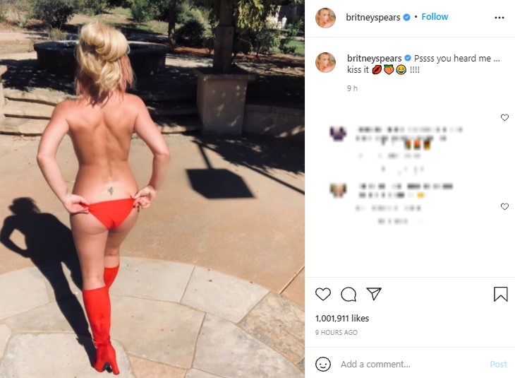 またもやトップレス姿を披露（画像は『Britney Spears　2021年10月4日付Instagram「Pssss you heard me … kiss it !!!」』のスクリーンショット）