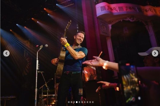 ファンと一緒にサステナブルな公演を実現すると明かしたクリス（画像は『Coldplay　2021年10月14日付Instagram「Shepherd’s Bush Empire, London.」』のスクリーンショット）