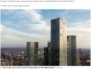 フィギュアは多くの人の目に入りやすい場所に飾られていたようだ（画像は『Manchester Evening News　2021年10月20日付「Homeowner stunned as life-sized Iron Man model sparks major emergency services response」（Image: BBC）』のスクリーンショット）