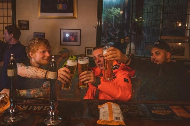 活動休止中は「毎日飲酒していた」とエド（画像は『Ed Sheeran　2019年8月23日付Instagram「Give me a packet of crisps with my pint」』のスクリーンショット）