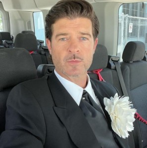 MV撮影中のセクハラを暴露されたロビン・シック（画像は『Robin Thicke　2021年8月10日付Instagram「All dressed up and headed to set!」』のスクリーンショット）