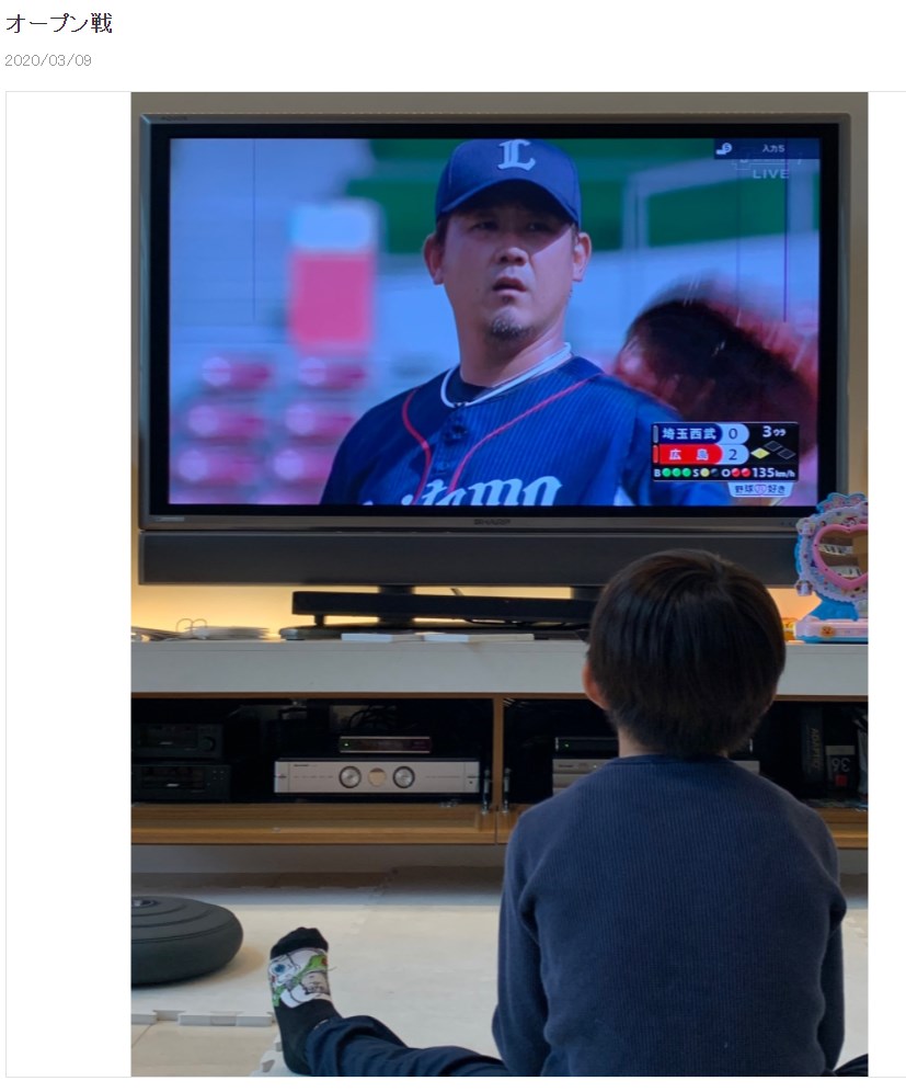 2020年オープン戦の松坂大輔投手に見入る理汰郎君（画像は『東尾理子　2020年3月9日付オフィシャルブログ「オープン戦」』のスクリーンショット）