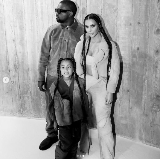 カニエ＆キム、長女ノースちゃんと（画像は『Kim Kardashian West　2020年3月4日付Instagram「OMG Kanye’s Yeezy Season 8 show in Paris last night was so special!」』のスクリーンショット）