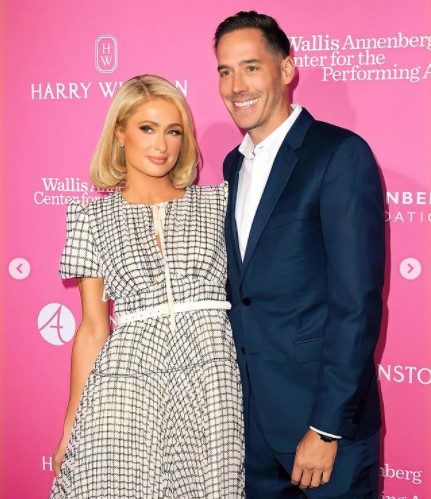 11月に結婚予定のパリスとカーター・リウム氏（画像は『Paris Hilton　2021年9月26日付Instagram「Lovely evening with my fiancé at ＠TheWallisBH supporting artistic and educational programming.」』のスクリーンショット）