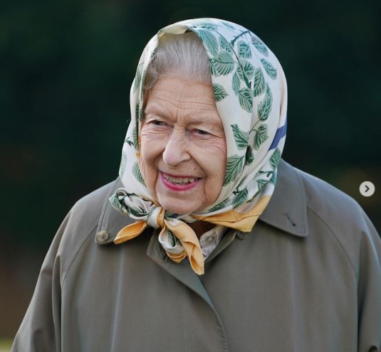 エリザベス女王、今後はスコットランドで多くの時間を過ごすことに？（画像は『The Royal Family　2021年10月1日付Instagram「Today The Queen and The Duke of Rothesay welcomed local schoolchildren onto the Balmoral Estate to mark the start of the ＠QueensGreenCanopy tree planting season in the UK.」』のスクリーンショット）