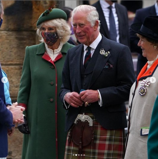 女王に付き添ったチャールズ皇太子とカミラ夫人（画像は『Clarence House　2021年10月2日付Instagram「Her Majesty The Queen, accompanied by The Duke and Duchess of Rothesay,」』のスクリーンショット）