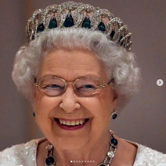 「心地良さのため」に杖を使用したエリザベス女王（画像は『The Royal Family　2021年6月2日付Instagram「Her Majesty The Queen will celebrate her Platinum Jubilee from Thursday 2nd - Sunday 5th June 2022」』のスクリーンショット）