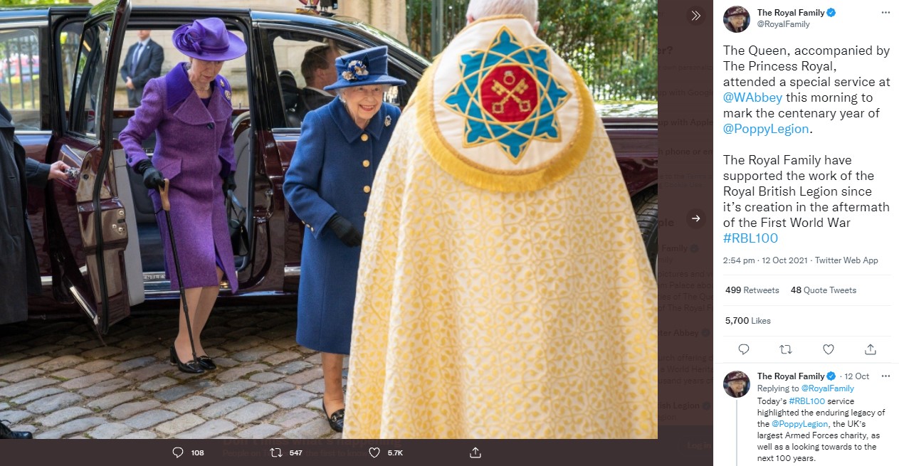 リムジンから降りた女王と母の杖を持つアン王女（画像は『The Royal Family　2021年10月12日付Twitter「The Queen, accompanied by The Princess Royal, attended a special service at ＠WAbbey this morning to mark the centenary year of ＠PoppyLegion.」』のスクリーンショット）