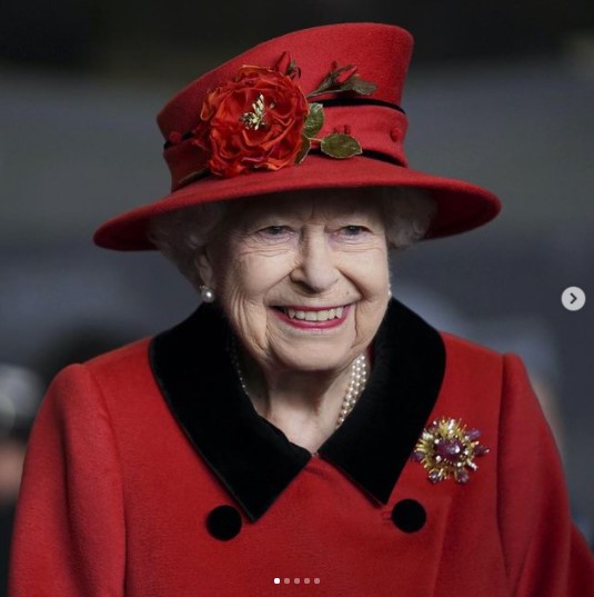 医師から「休養するように」と助言されたエリザベス女王（画像は『The Royal Family　2021年5月22日付Instagram「Her Majesty The Queen visits the company of HMS Queen Elizabeth in Portsmouth to bid them farewell ahead of the ship’s maiden operational deployment.」』のスクリーンショット）