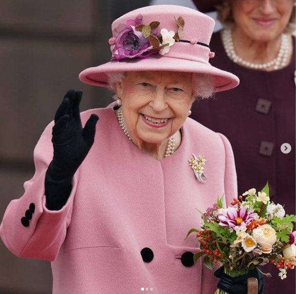 エリザベス女王、医師のアドバイス通り休養へ（画像は『The Royal Family　2021年10月14日付Instagram「The Queen, The Prince of Wales and The Duchess of Cornwall attended the Opening of Welsh Parliament, ＠seneddwales , this morning.」』のスクリーンショット）