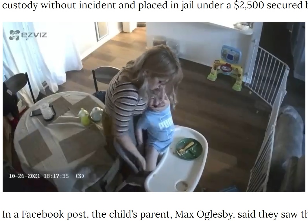 口を塞がれても必死に抵抗していた男の子（画像は『WFLA　2021年10月29日付「Babysitter arrested after mom checks camera, sees child abuse, police say」』のスクリーンショット）