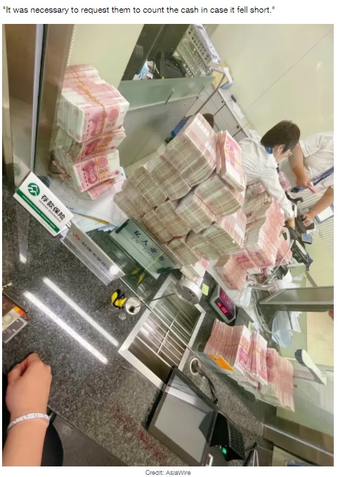 受付窓口には紙幣が山積みに（画像は『LADbible　2021年10月21日付「Chinese Millionaire Withdraws Huge Sum And Makes Bank Staff Count It Out」（Credit: AsiaWire）』のスクリーンショット）