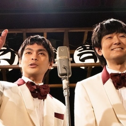 「ツービート」を演じる柳楽優弥と土屋伸之（画像は『WEFAナイツ土屋　2021年10月11日付Instagram「＃Netflixオリジナル映画「浅草キッド」の場面写真が、このほど披露されました！」』のスクリーンショット）