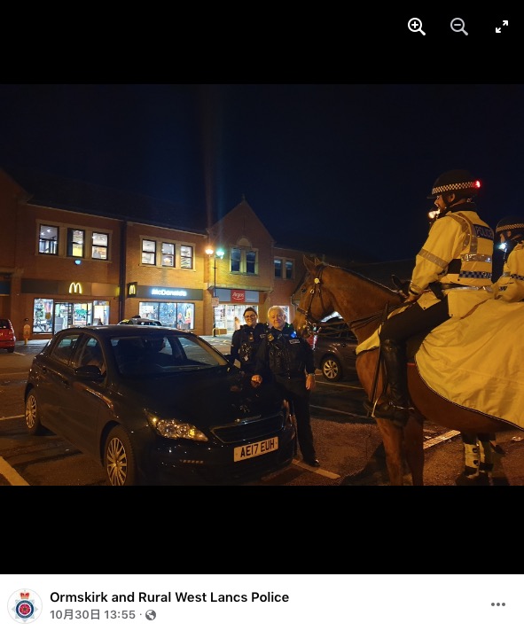 ハロウィンの週末、大忙しだった警察官（画像は『Ormskirk and Rural West Lancs Police　2021年10月30日付Facebook「A couple of our Special Constabulary colleagues saying hello to our mounted Officers and a lovely note of thanks from one of our residents.」』のスクリーンショット）