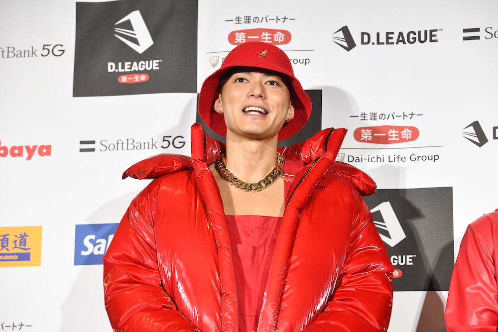 囲み取材でEXILE SHOKICHI（C）D.LEAGUE21-22