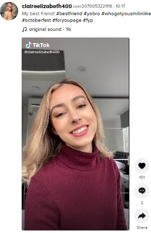 19歳で乾癬を発症したというクレアさん（画像は『user2070053221116　2021年10月17日付TikTok「My best friend!」』のスクリーンショット）